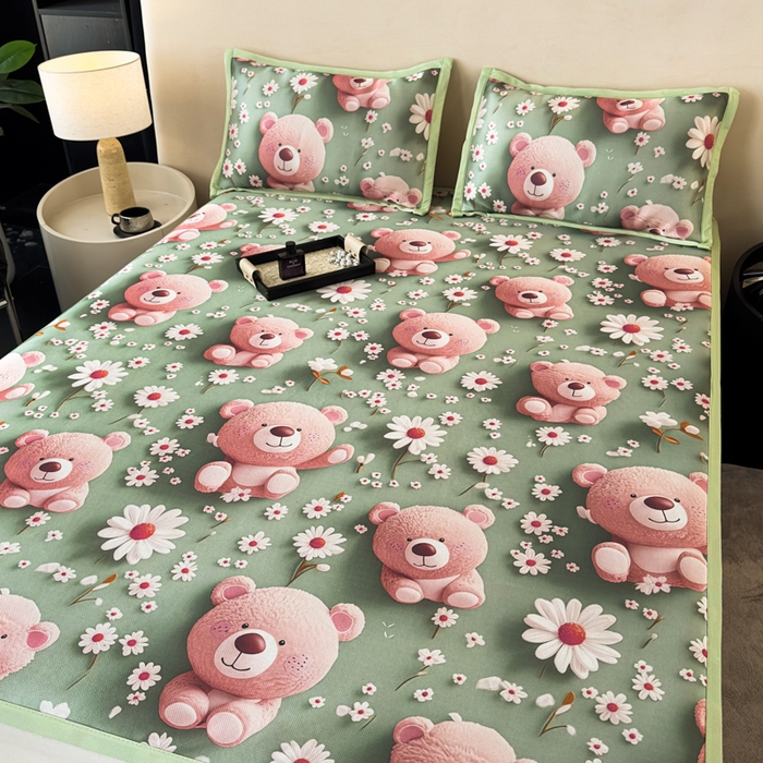 91家纺网 家纺一手货源 找家纺 春寻家纺 2026新款5D印花冰丝席复合三明治款凉席席子 元气小熊绿