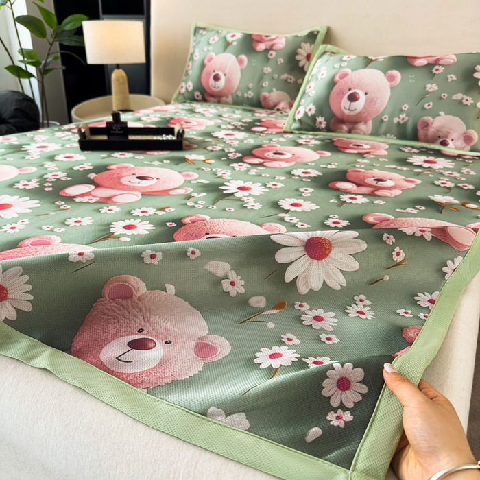 91家纺网 家纺一手货源 找家纺 春寻家纺 2026新款5D印花冰丝席复合三明治款凉席席子 元气小熊绿