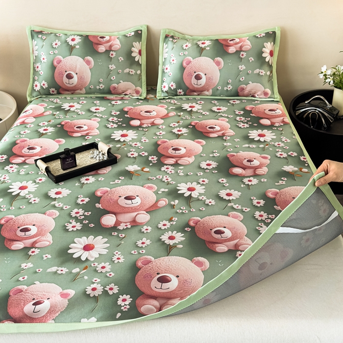 91家纺网 家纺一手货源 找家纺 春寻家纺 2026新款5D印花冰丝席复合三明治款凉席席子 元气小熊绿