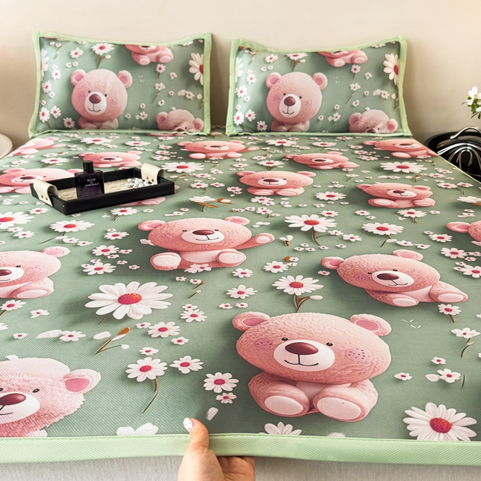 91家纺网 家纺一手货源 找家纺 春寻家纺 2026新款5D印花冰丝席复合三明治款凉席席子 元气小熊绿