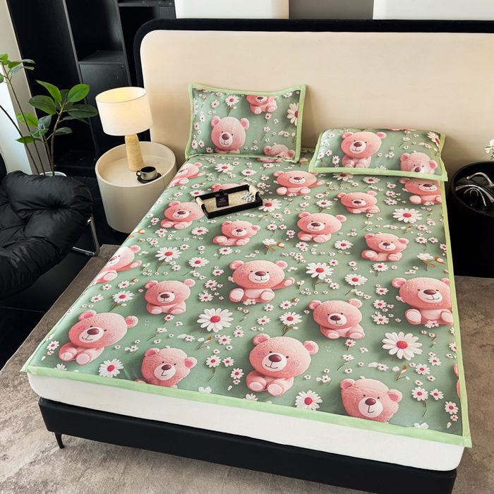 91家纺网 家纺一手货源 找家纺 春寻家纺 2026新款5D印花冰丝席复合三明治款凉席席子 元气小熊绿