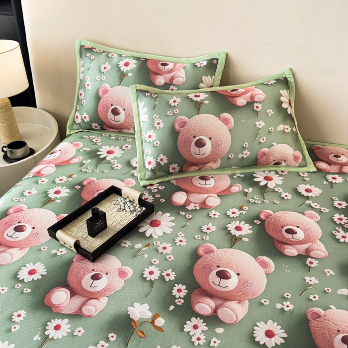 91家纺网 家纺一手货源 找家纺 春寻家纺 2026新款5D印花冰丝席复合三明治款凉席席子 元气小熊绿