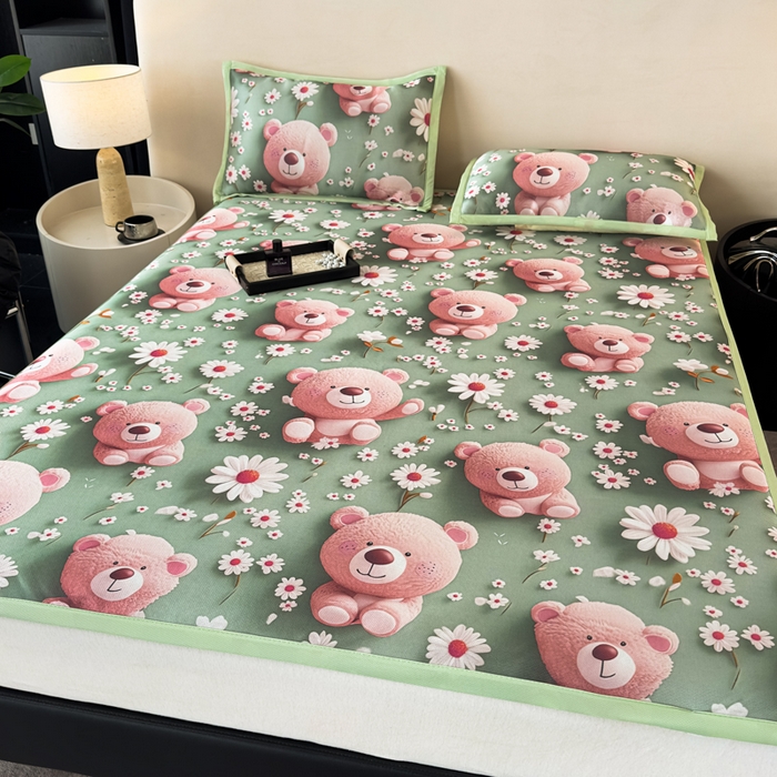 91家纺网 家纺一手货源 找家纺 春寻家纺 2026新款5D印花冰丝席复合三明治款凉席席子 元气小熊绿