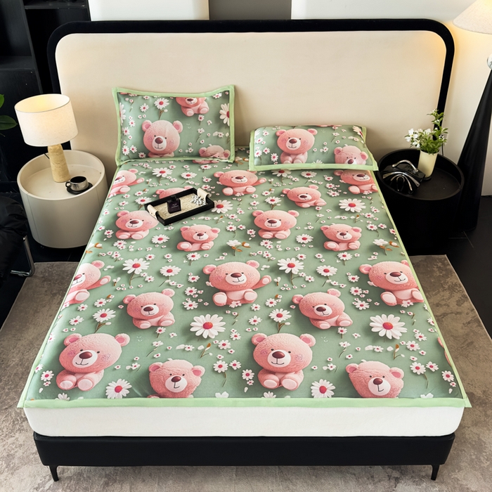 91家纺网 家纺一手货源 找家纺 春寻家纺 2026新款5D印花冰丝席复合三明治款凉席席子 元气小熊绿