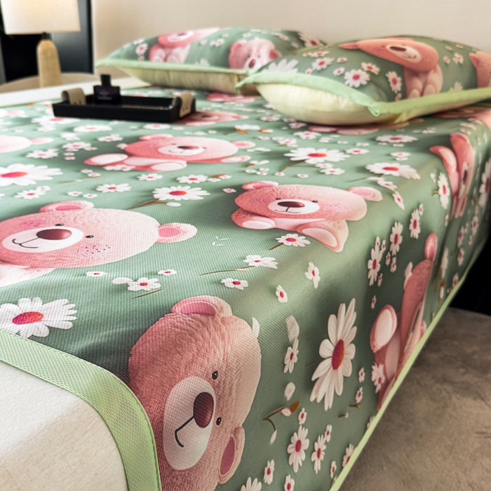 91家纺网 家纺一手货源 找家纺 春寻家纺 2026新款5D印花冰丝席复合三明治款凉席席子 元气小熊绿