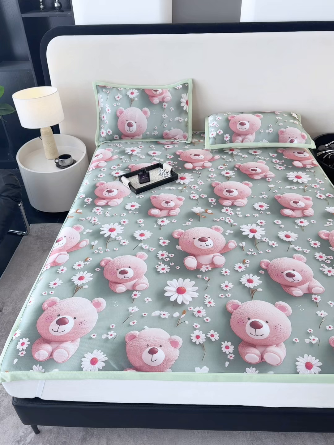 91家纺网 家纺一手货源 找家纺 春寻家纺 2026新款5D印花冰丝席复合三明治款凉席席子 元气小熊绿