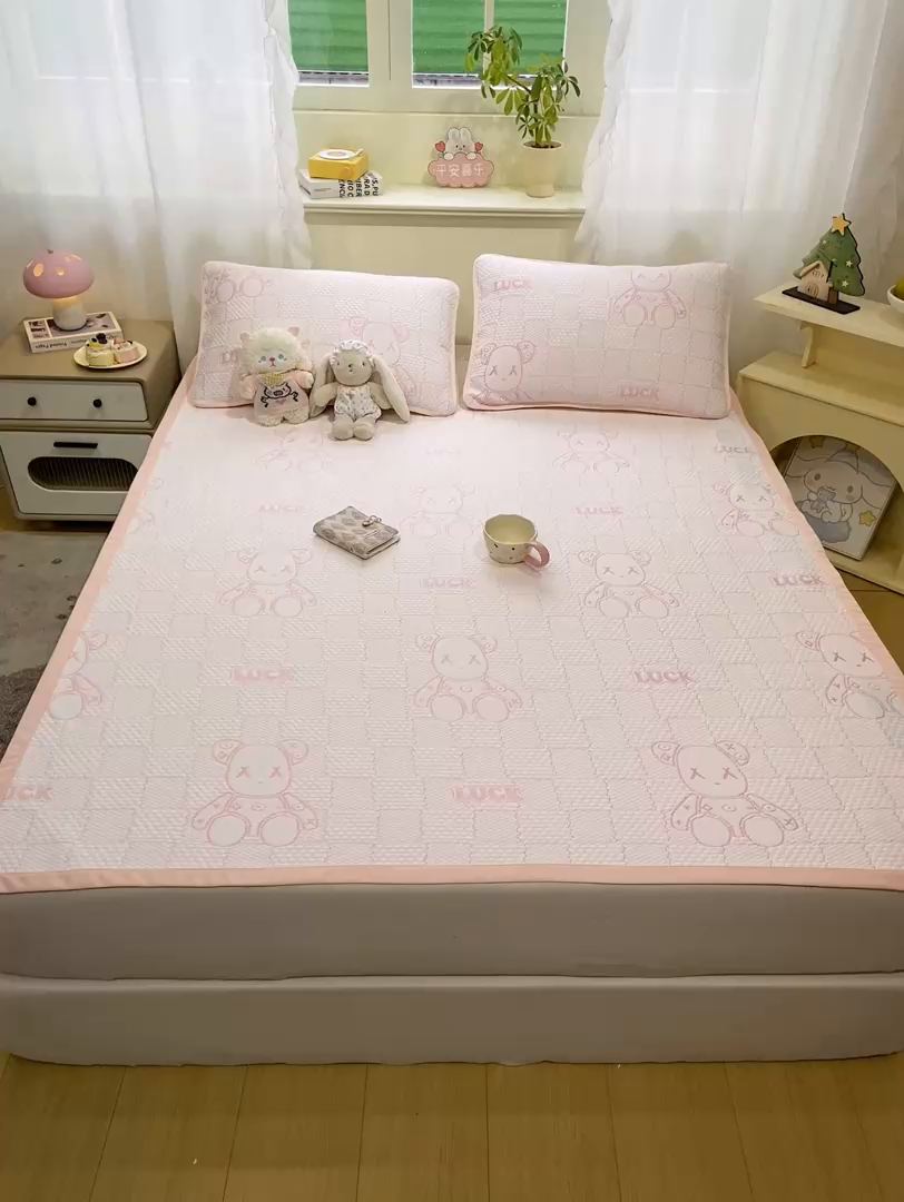 91家纺网 家纺一手货源 找家纺 （总）春寻家纺 2026新款直播爆款幸运熊系列凉豆豆冰丝凉席三件套床单款床笠款可水洗机洗夏季凉感冰豆豆空调席软席子 