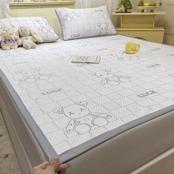 91家纺网 家纺一手货源 找家纺 （总）春寻家纺 2026新款直播爆款幸运熊系列凉豆豆冰丝凉席三件套床单款床笠款可水洗机洗夏季凉感冰豆豆空调席软席子 