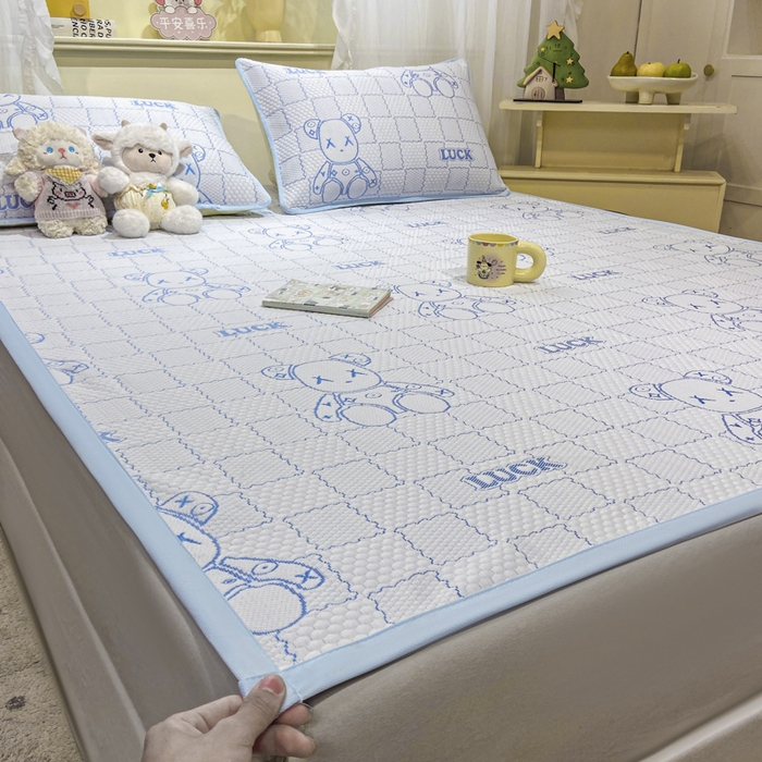 91家纺网 家纺一手货源 找家纺 春寻家纺 2026春夏新款A类凉感凉豆豆提花凉席席子 幸运熊-蓝-床席款