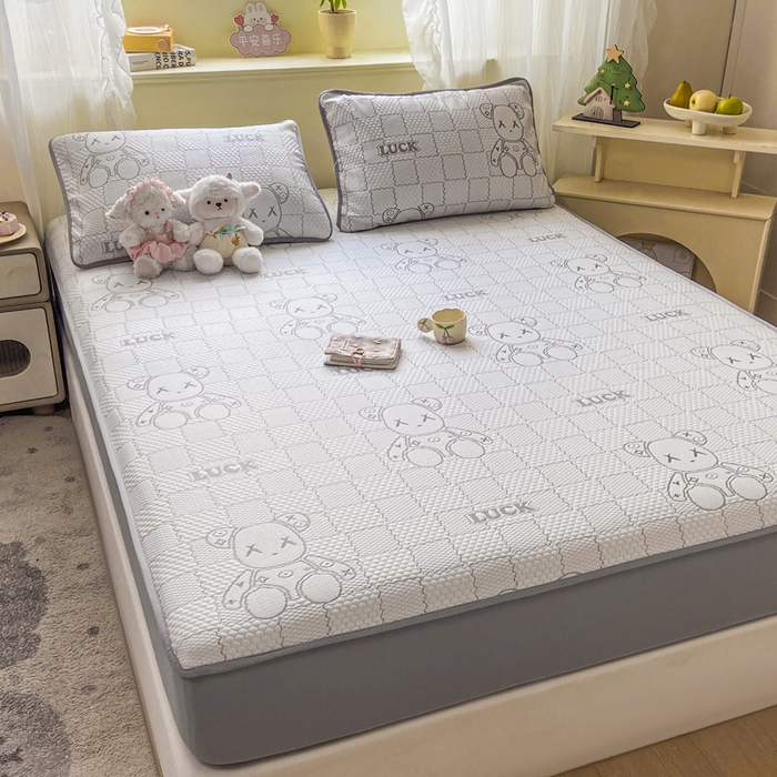 91家纺网 家纺一手货源 找家纺 春寻家纺 2026春夏新款A类凉感凉豆豆提花凉席席子 幸运熊-灰-床笠款