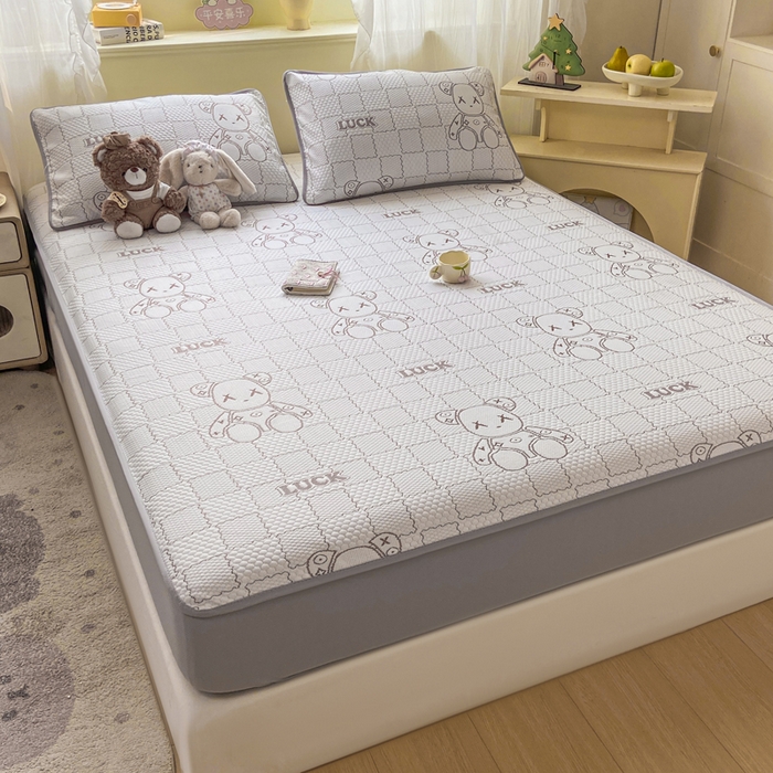 91家纺网 家纺一手货源 找家纺 春寻家纺 2026春夏新款A类凉感凉豆豆提花凉席席子 幸运熊-咖-床笠款