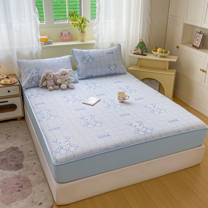 91家纺网 家纺一手货源 找家纺 春寻家纺 2026春夏新款A类凉感凉豆豆提花凉席席子 幸运熊-蓝-床笠款