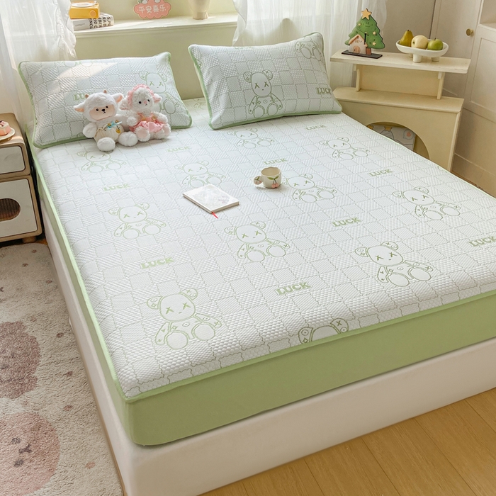 91家纺网 家纺一手货源 找家纺 春寻家纺 2026春夏新款A类凉感凉豆豆提花凉席席子 幸运熊-绿-床笠款