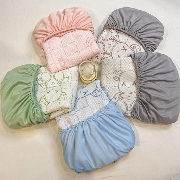 91家纺网 家纺一手货源 找家纺 （总）春寻家纺 2026新款直播爆款幸运熊系列凉豆豆冰丝凉席三件套床单款床笠款可水洗机洗夏季凉感冰豆豆空调席软席子 