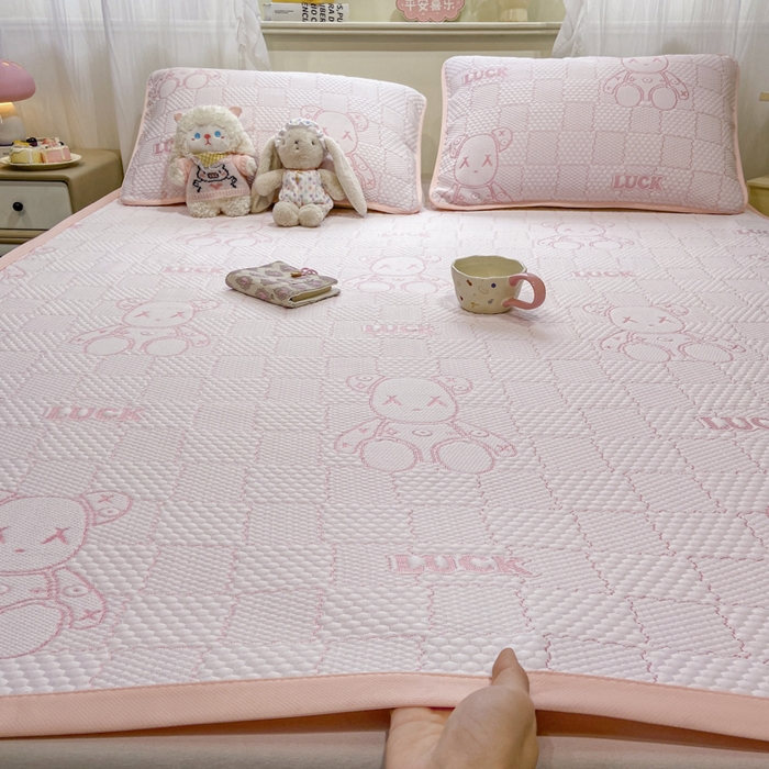 91家纺网 家纺一手货源 找家纺 春寻家纺 2026春夏新款A类凉感凉豆豆提花凉席席子 幸运熊-粉-床席款