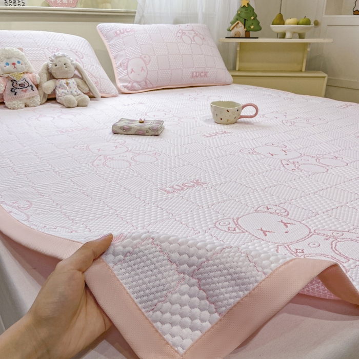 91家纺网 家纺一手货源 找家纺 春寻家纺 2026春夏新款A类凉感凉豆豆提花凉席席子 幸运熊-粉-床席款