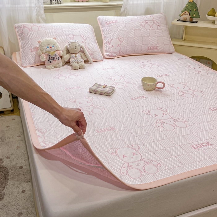 91家纺网 家纺一手货源 找家纺 春寻家纺 2026春夏新款A类凉感凉豆豆提花凉席席子 幸运熊-粉-床席款