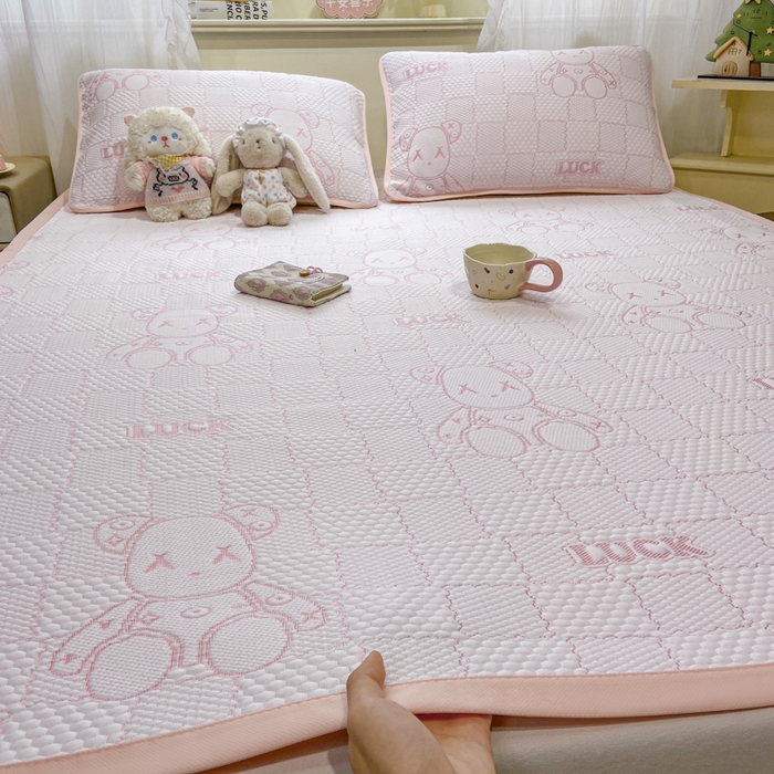 91家纺网 家纺一手货源 找家纺 春寻家纺 2026春夏新款A类凉感凉豆豆提花凉席席子 幸运熊-粉-床席款