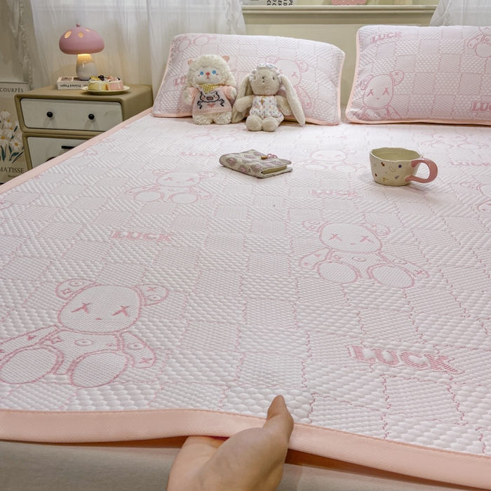 91家纺网 家纺一手货源 找家纺 春寻家纺 2026春夏新款A类凉感凉豆豆提花凉席席子 幸运熊-粉-床席款