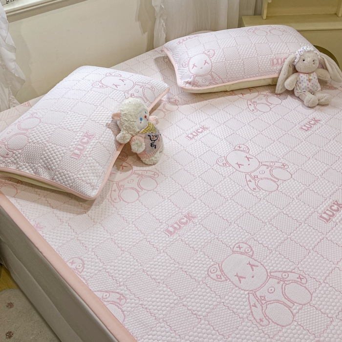 91家纺网 家纺一手货源 找家纺 春寻家纺 2026春夏新款A类凉感凉豆豆提花凉席席子 幸运熊-粉-床席款