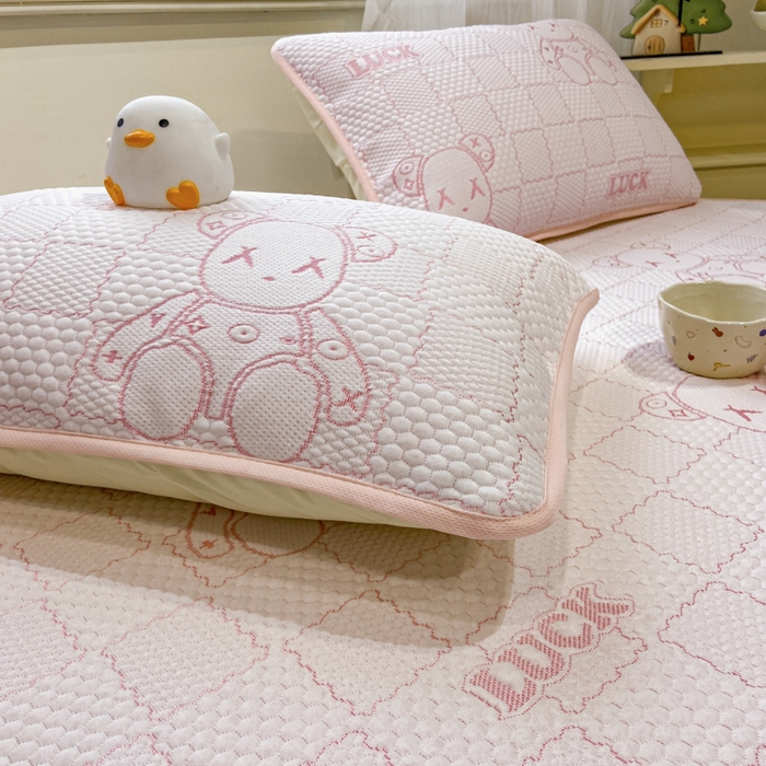 91家纺网 家纺一手货源 找家纺 春寻家纺 2026春夏新款A类凉感凉豆豆提花凉席席子 幸运熊-粉-床席款