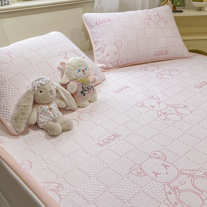 91家纺网 家纺一手货源 找家纺 春寻家纺 2026春夏新款A类凉感凉豆豆提花凉席席子 幸运熊-粉-床席款