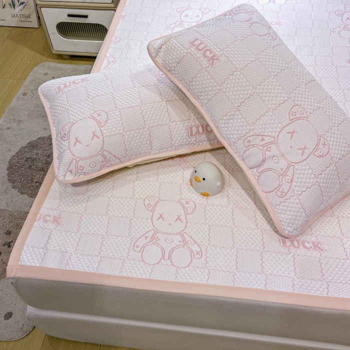 91家纺网 家纺一手货源 找家纺 春寻家纺 2026春夏新款A类凉感凉豆豆提花凉席席子 幸运熊-粉-床席款