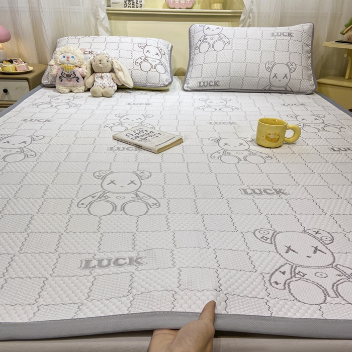 91家纺网 家纺一手货源 找家纺 春寻家纺 2026春夏新款A类凉感凉豆豆提花凉席席子 幸运熊-灰-床席款