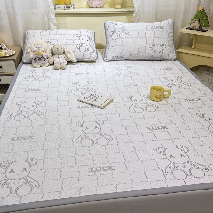 91家纺网 家纺一手货源 找家纺 春寻家纺 2026春夏新款A类凉感凉豆豆提花凉席席子 幸运熊-灰-床席款