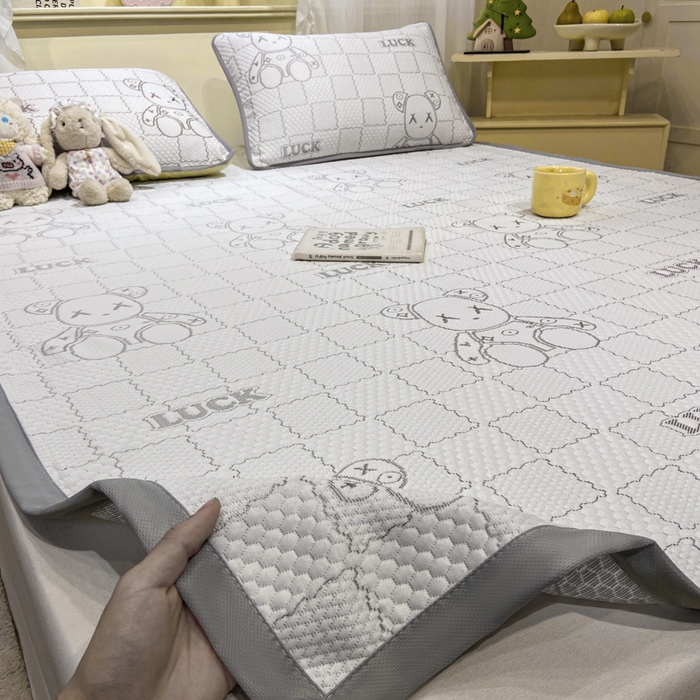 91家纺网 家纺一手货源 找家纺 春寻家纺 2026春夏新款A类凉感凉豆豆提花凉席席子 幸运熊-灰-床席款