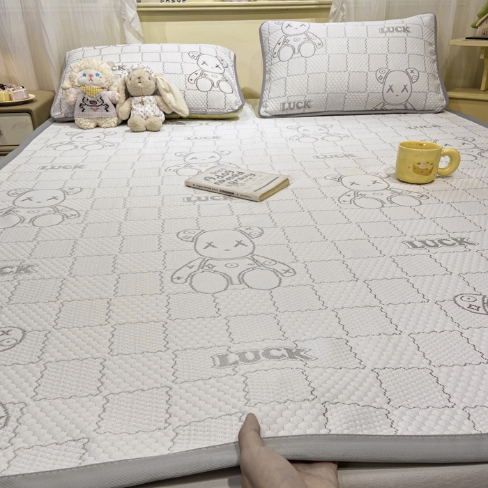 91家纺网 家纺一手货源 找家纺 春寻家纺 2026春夏新款A类凉感凉豆豆提花凉席席子 幸运熊-灰-床席款