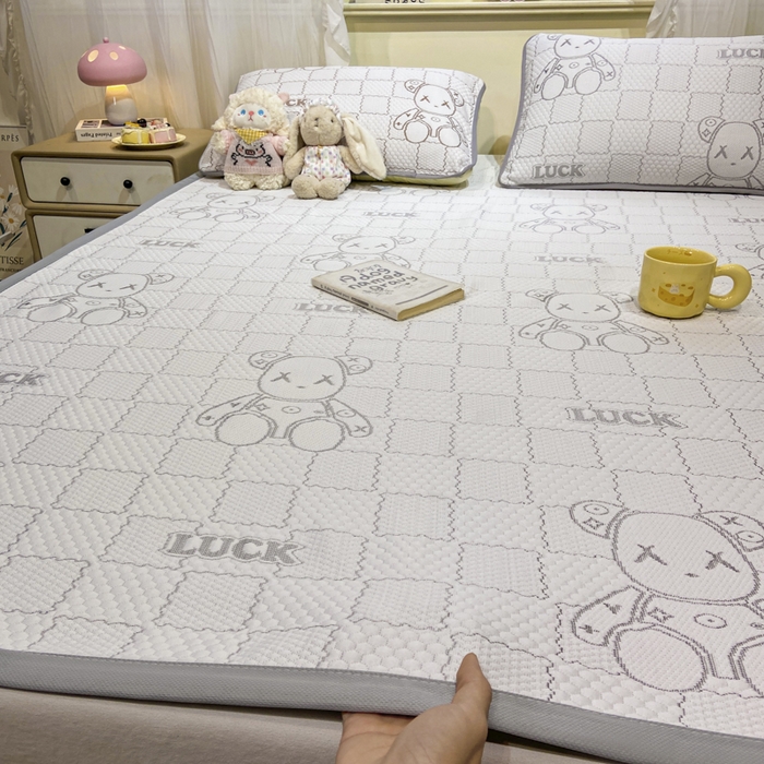 91家纺网 家纺一手货源 找家纺 春寻家纺 2026春夏新款A类凉感凉豆豆提花凉席席子 幸运熊-灰-床席款