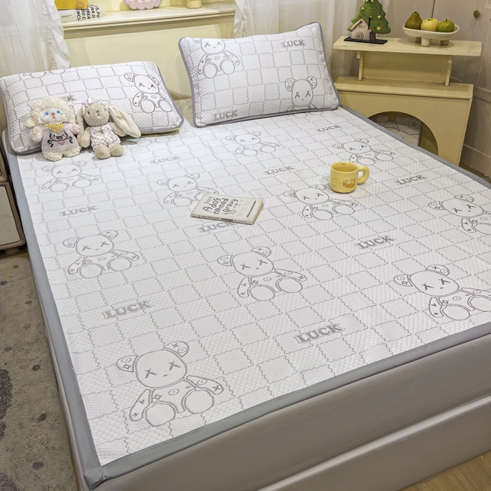 91家纺网 家纺一手货源 找家纺 春寻家纺 2026春夏新款A类凉感凉豆豆提花凉席席子 幸运熊-灰-床席款