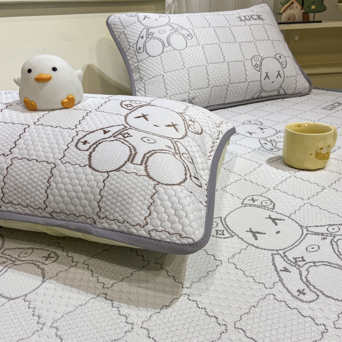 91家纺网 家纺一手货源 找家纺 春寻家纺 2026春夏新款A类凉感凉豆豆提花凉席席子 幸运熊-灰-床席款