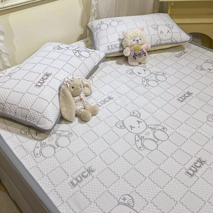 91家纺网 家纺一手货源 找家纺 春寻家纺 2026春夏新款A类凉感凉豆豆提花凉席席子 幸运熊-灰-床席款