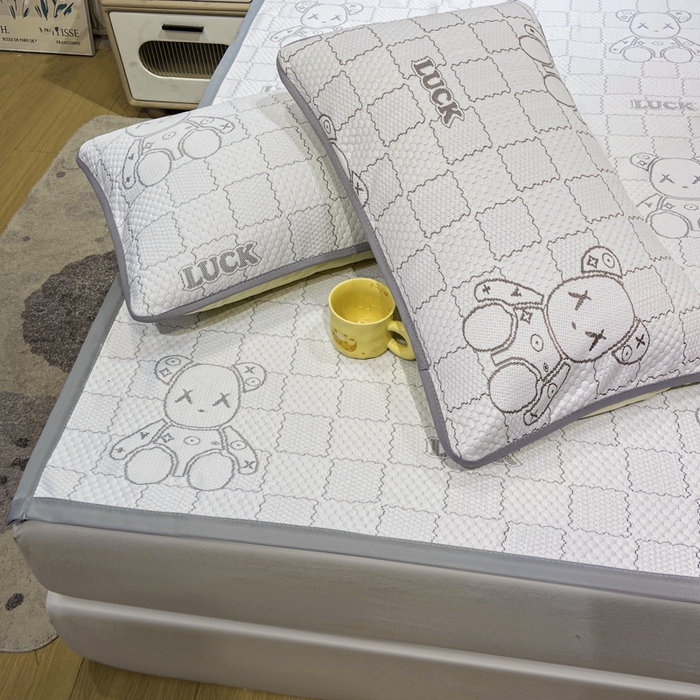 91家纺网 家纺一手货源 找家纺 春寻家纺 2026春夏新款A类凉感凉豆豆提花凉席席子 幸运熊-灰-床席款