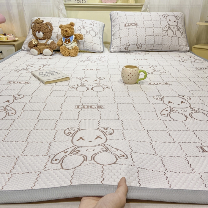 91家纺网 家纺一手货源 找家纺 春寻家纺 2026春夏新款A类凉感凉豆豆提花凉席席子 幸运熊-咖-床席款