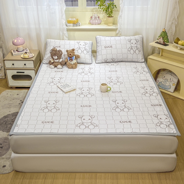 91家纺网 家纺一手货源 找家纺 春寻家纺 2026春夏新款A类凉感凉豆豆提花凉席席子 幸运熊-咖-床席款