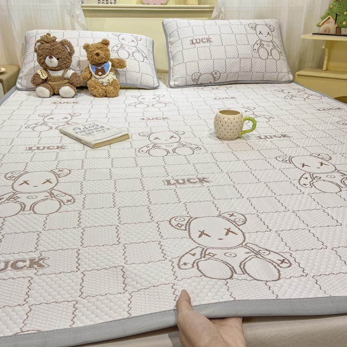 91家纺网 家纺一手货源 找家纺 春寻家纺 2026春夏新款A类凉感凉豆豆提花凉席席子 幸运熊-咖-床席款