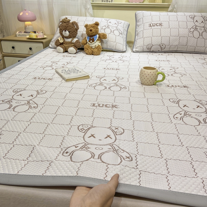 91家纺网 家纺一手货源 找家纺 春寻家纺 2026春夏新款A类凉感凉豆豆提花凉席席子 幸运熊-咖-床席款