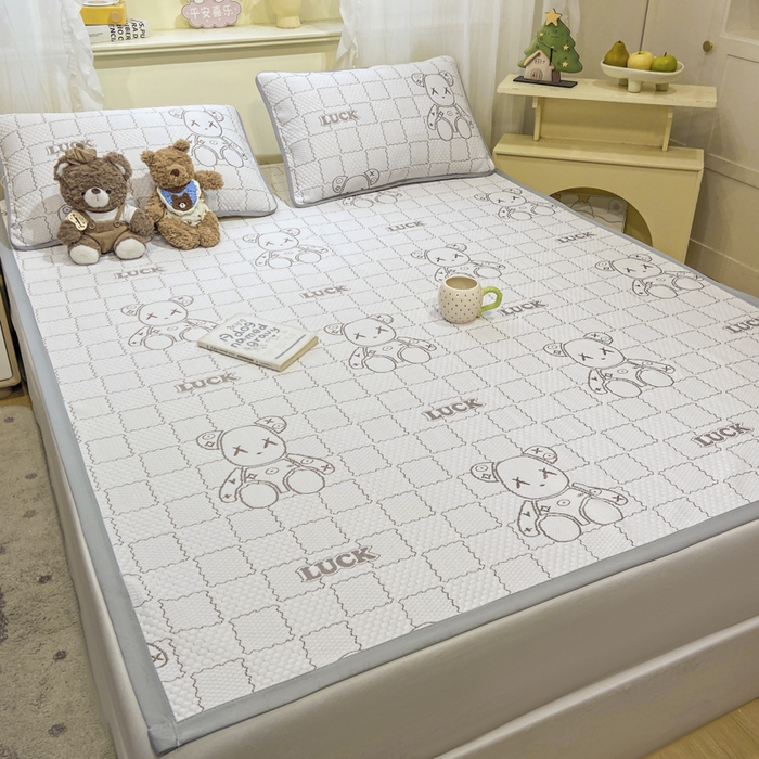 91家纺网 家纺一手货源 找家纺 春寻家纺 2026春夏新款A类凉感凉豆豆提花凉席席子 幸运熊-咖-床席款