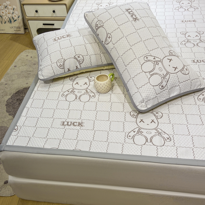 91家纺网 家纺一手货源 找家纺 春寻家纺 2026春夏新款A类凉感凉豆豆提花凉席席子 幸运熊-咖-床席款