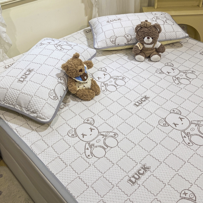 91家纺网 家纺一手货源 找家纺 春寻家纺 2026春夏新款A类凉感凉豆豆提花凉席席子 幸运熊-咖-床席款