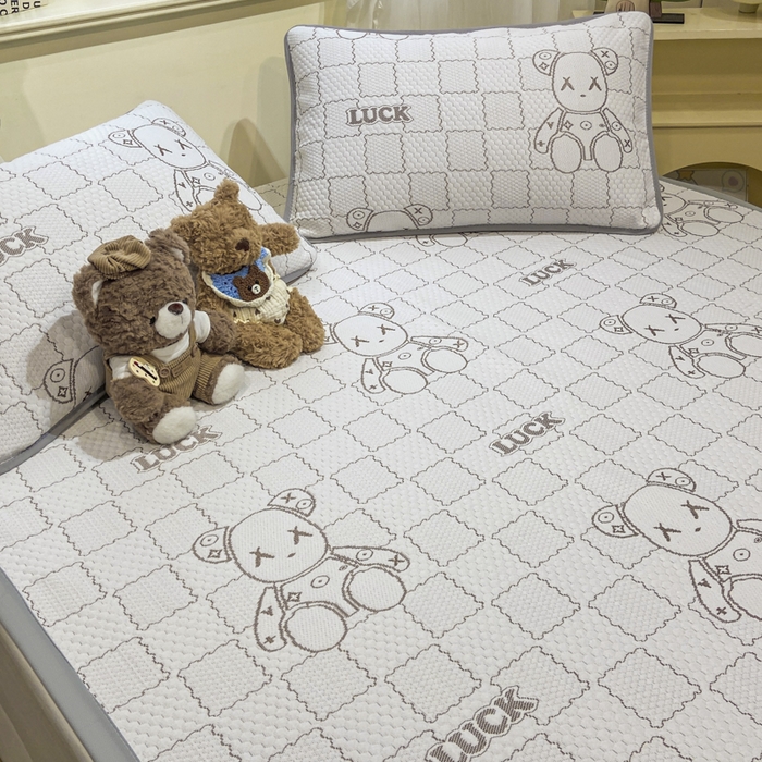 91家纺网 家纺一手货源 找家纺 春寻家纺 2026春夏新款A类凉感凉豆豆提花凉席席子 幸运熊-咖-床席款