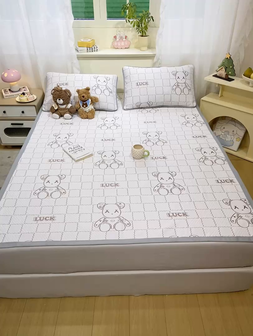 91家纺网 家纺一手货源 找家纺 春寻家纺 2026春夏新款A类凉感凉豆豆提花凉席席子 幸运熊-咖-床席款