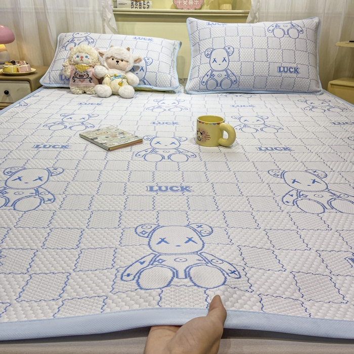 91家纺网 家纺一手货源 找家纺 春寻家纺 2026春夏新款A类凉感凉豆豆提花凉席席子 幸运熊-蓝-床席款