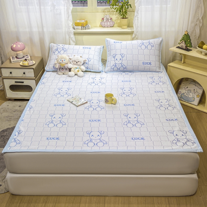 91家纺网 家纺一手货源 找家纺 春寻家纺 2026春夏新款A类凉感凉豆豆提花凉席席子 幸运熊-蓝-床席款