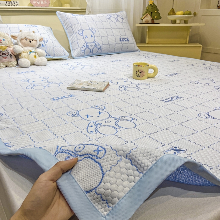 91家纺网 家纺一手货源 找家纺 春寻家纺 2026春夏新款A类凉感凉豆豆提花凉席席子 幸运熊-蓝-床席款