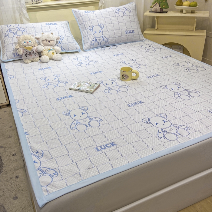 91家纺网 家纺一手货源 找家纺 春寻家纺 2026春夏新款A类凉感凉豆豆提花凉席席子 幸运熊-蓝-床席款