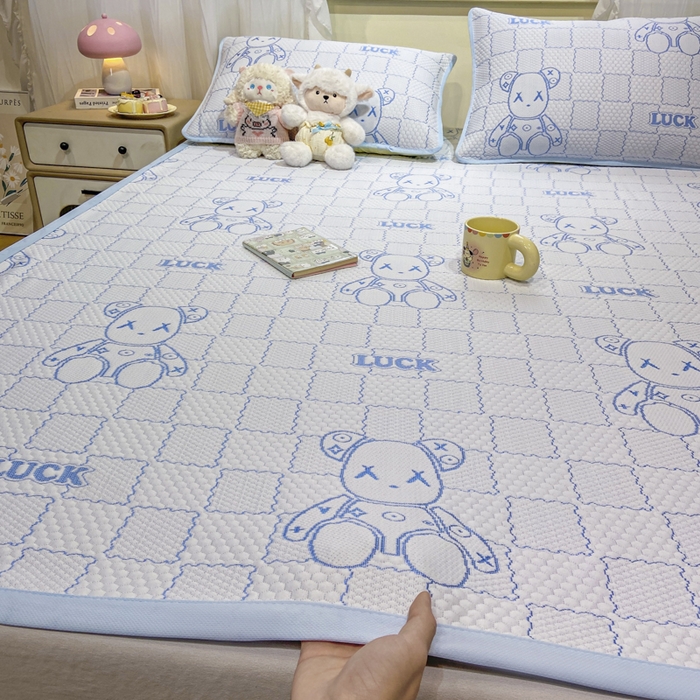 91家纺网 家纺一手货源 找家纺 春寻家纺 2026春夏新款A类凉感凉豆豆提花凉席席子 幸运熊-蓝-床席款